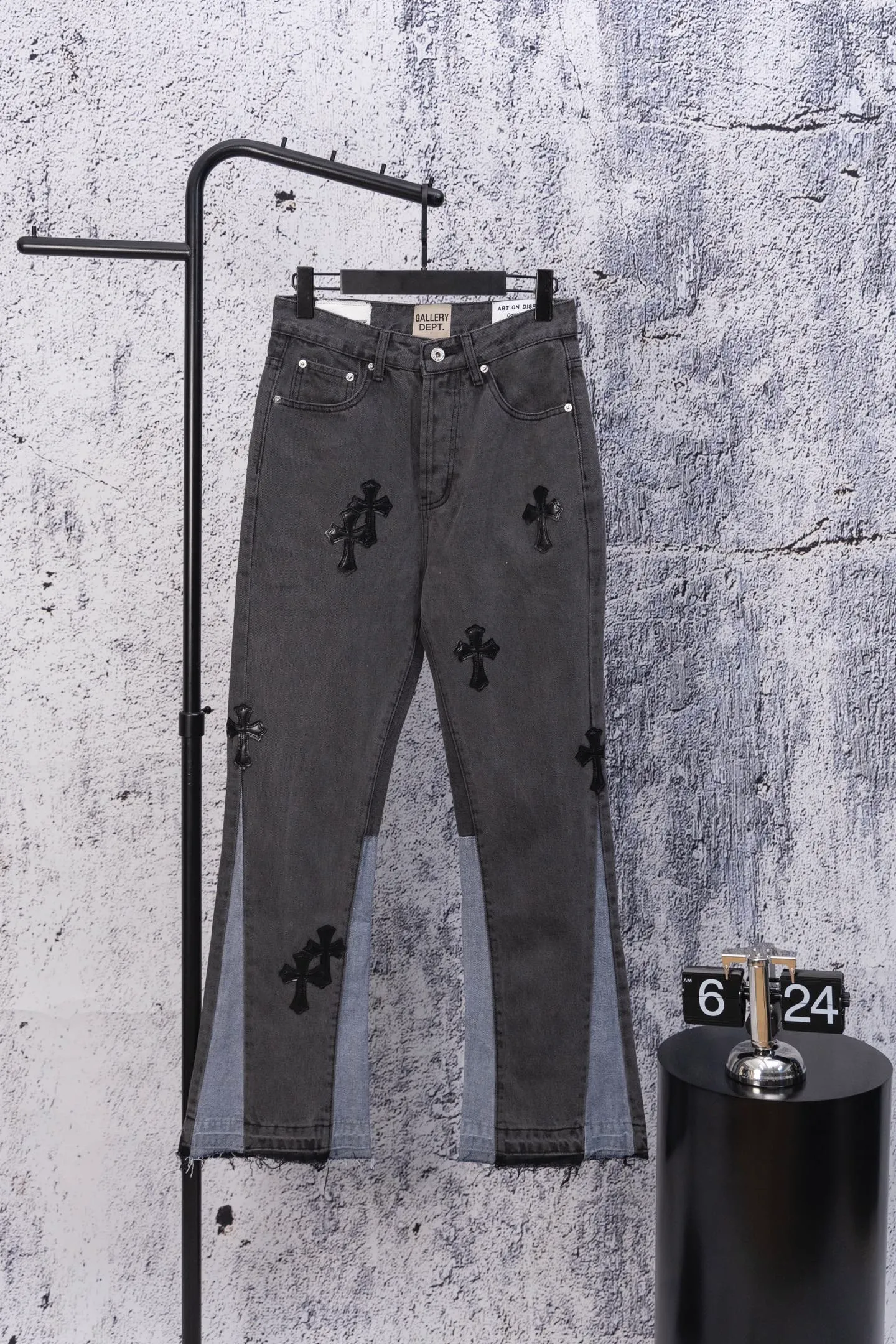 💰270 GALLERY DEPT. Vintage multi-leather splicing cross loose washed flared jeans to truly restore the ultimate texture of Vintage. Original hardware accessories, washed and other elevators, QR code analysis are all purchased from the original factory, high degree of restoration, you are welcome to compare the products~ Three-dimensional version Loose and comfortable, not picky about the figure, taller and slimmer, factory Seiko, original factory quality control, same style for men and women, can be matched with couples, versatile recommendation, must-have jeans for all seasons Size: 28-30-32-34 Color: blue gray